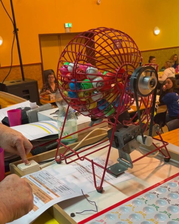 Et voilà! Notre 46eme loto est passé et réussi! Merci à tous pour votre soutien et votre présence ☺️ merci aux deux associations qui ont mis tout en œuvre pour que ce loto peu ordinaire se déroule dans les meilleures conditions! 6 salles en simultané, des sponsors, des joueurs, des gagnants, des bénévoles, de l investissement ! Bravo tout le monde 🥳 bfja.chapdes foot_uscb